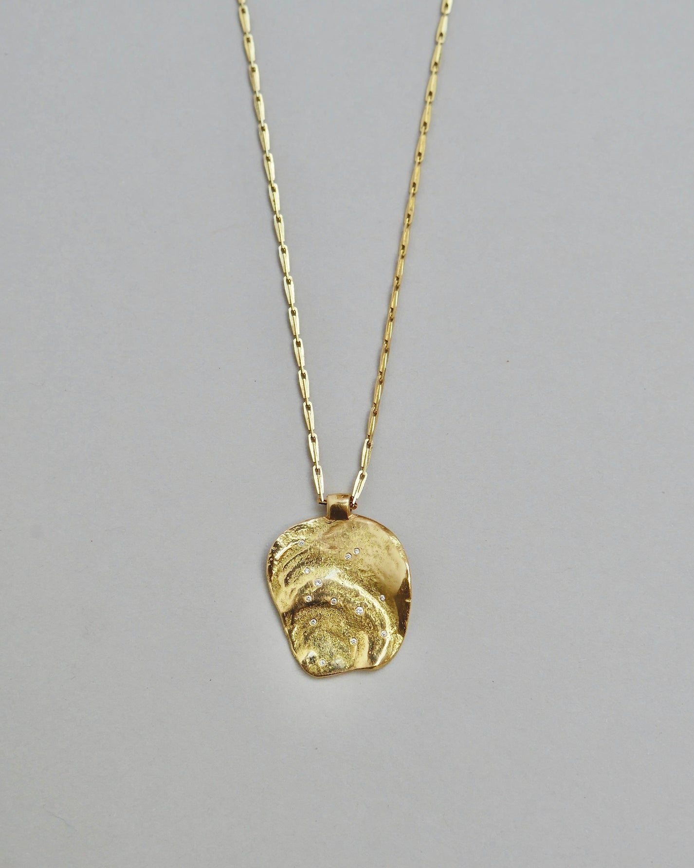 BIG SHELL NECKLACE WITH DIAMONDS