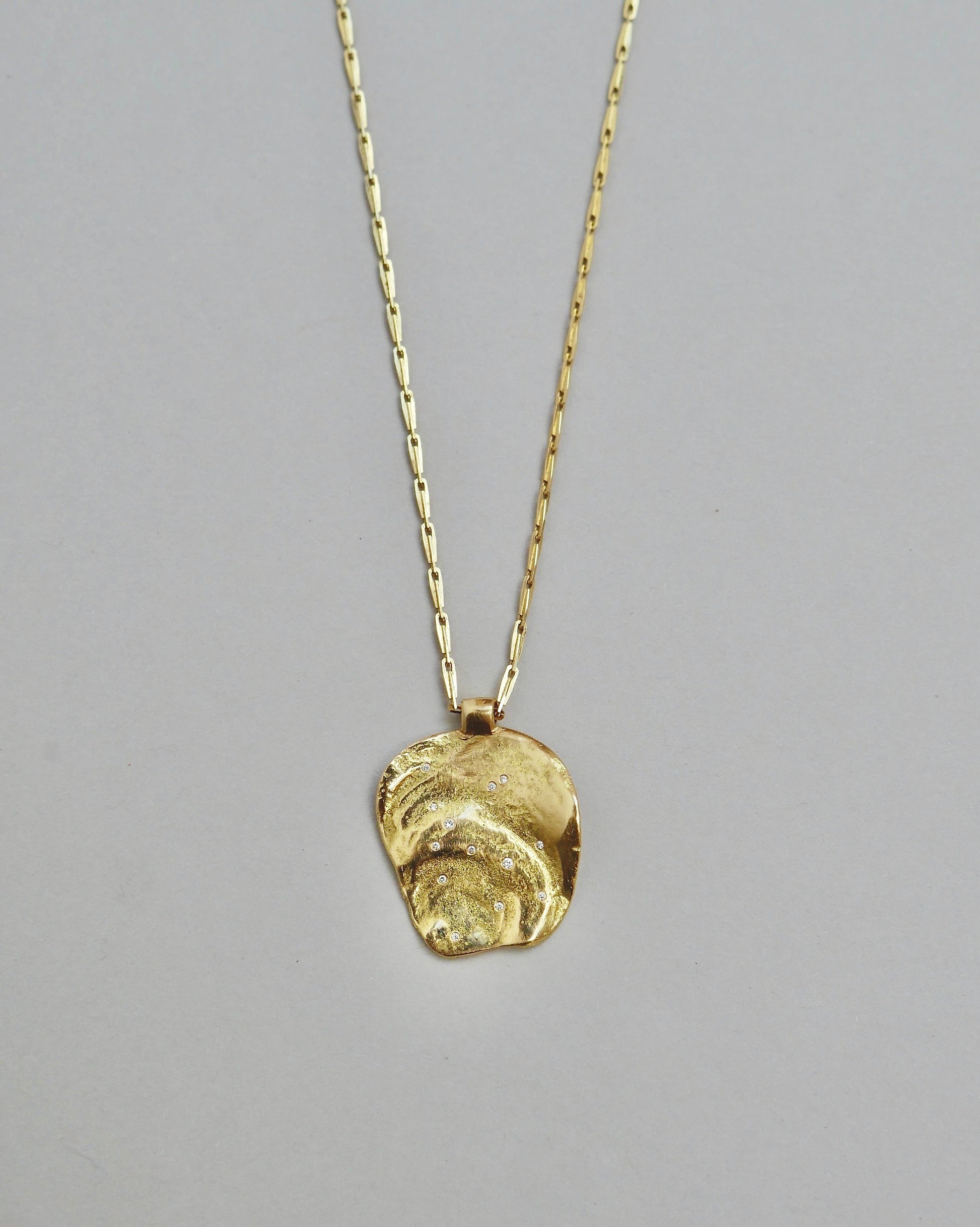 BIG SHELL NECKLACE WITH DIAMONDS