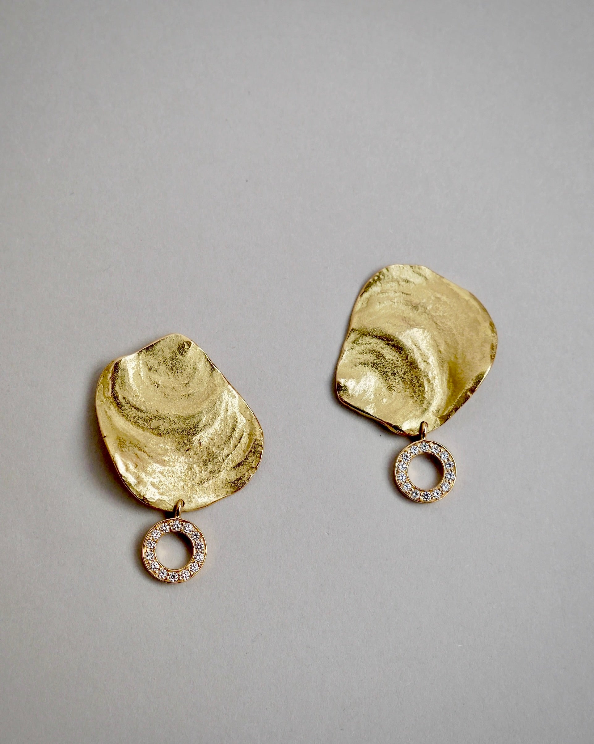 BIG SHELL EARRINGS-PAIR
