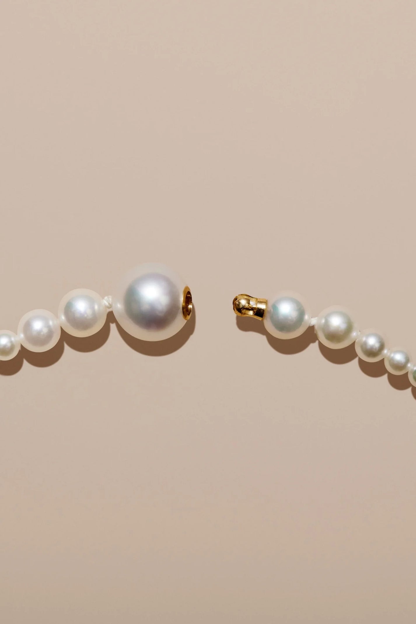 VELA WHITE PEARLS NECKLACE