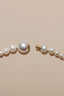 VELA WHITE PEARLS NECKLACE