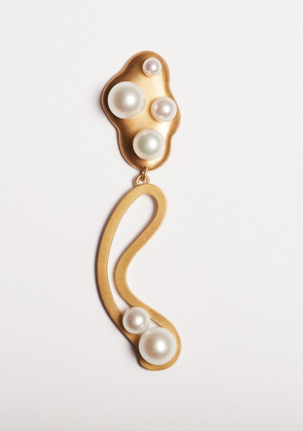 Gold 18K Freshwater Pearls Earring Single Earpiece Danish Design Jo Riis-Hansen Jewelry Earrings Jewellery Handmade Art Smykker Ørering Dansk Design Håndlavet Øreringe Specielt Design Kunst Guld Diamanter