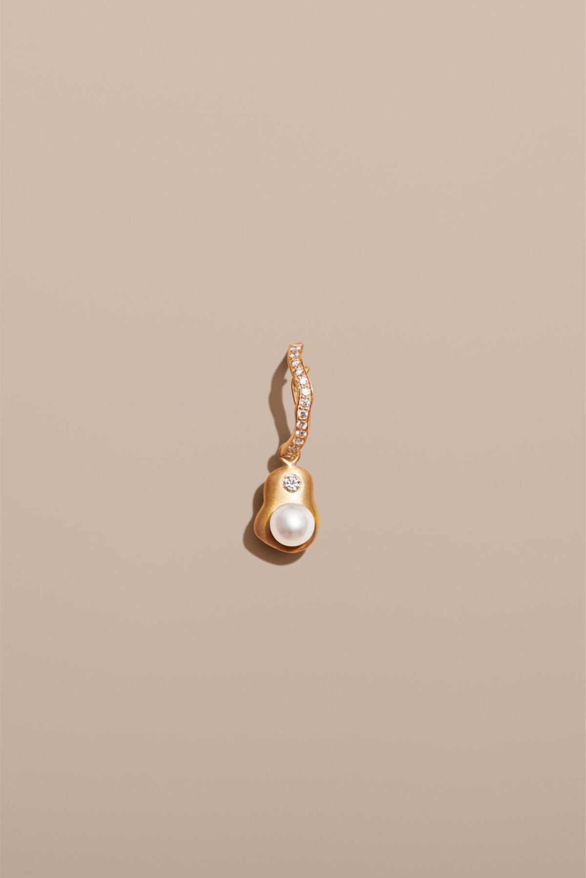 Gold 18K Freshwater Pearls Earring Diamond Diamonds Single Earpiece Danish Design Jo Riis-Hansen Jewelry Earrings Jewellery Handmade Art Smykker Ørering Dansk Design Håndlavet Øreringe Specielt Design Kunst Perler Guld Diamanter