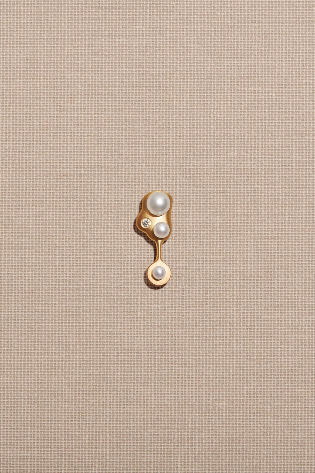 Gold 18K Freshwater Pearls Earring Diamond Diamonds Single Earpiece Danish Design Jo Riis-Hansen Jewelry Earrings Jewellery Handmade Art Smykker Ørering Dansk Design Håndlavet Øreringe Specielt Design Kunst Perler Guld Diamanter