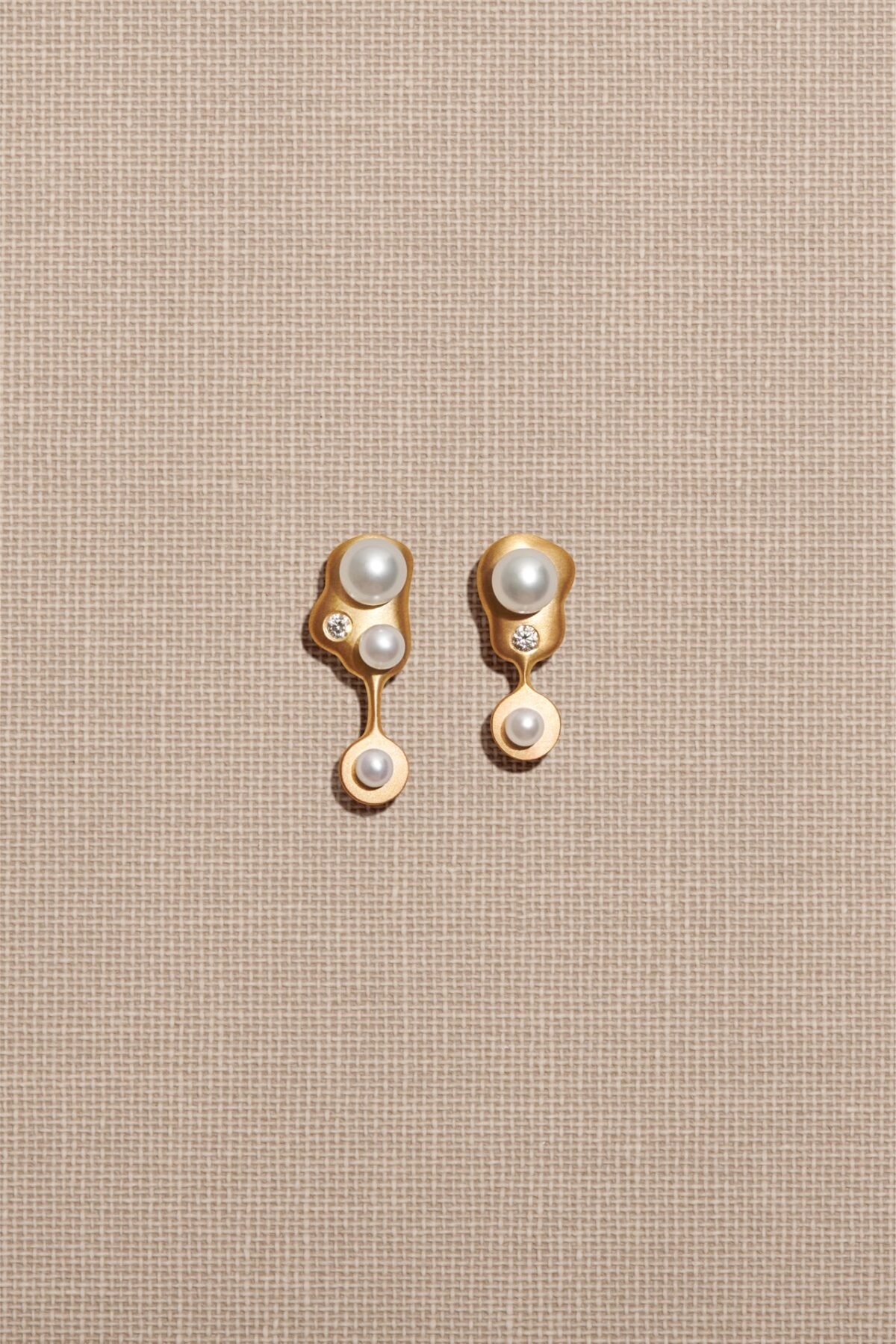 Gold 18K Freshwater Pearls Earring Diamond Diamonds Single Earpiece Danish Design Jo Riis-Hansen Jewelry Earrings Jewellery Handmade Art Smykker Ørering Dansk Design Håndlavet Øreringe Specielt Design Kunst Perler Guld Diamanter