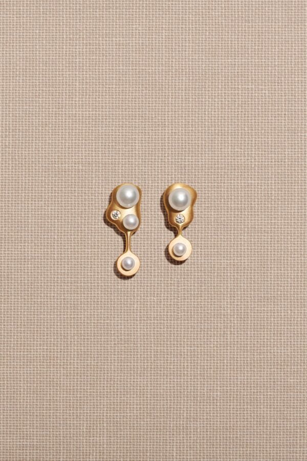 Gold 18K Freshwater Pearls Earring Diamond Diamonds Single Earpiece Danish Design Jo Riis-Hansen Jewelry Earrings Jewellery Handmade Art Smykker Ørering Dansk Design Håndlavet Øreringe Specielt Design Kunst Perler Guld Diamanter