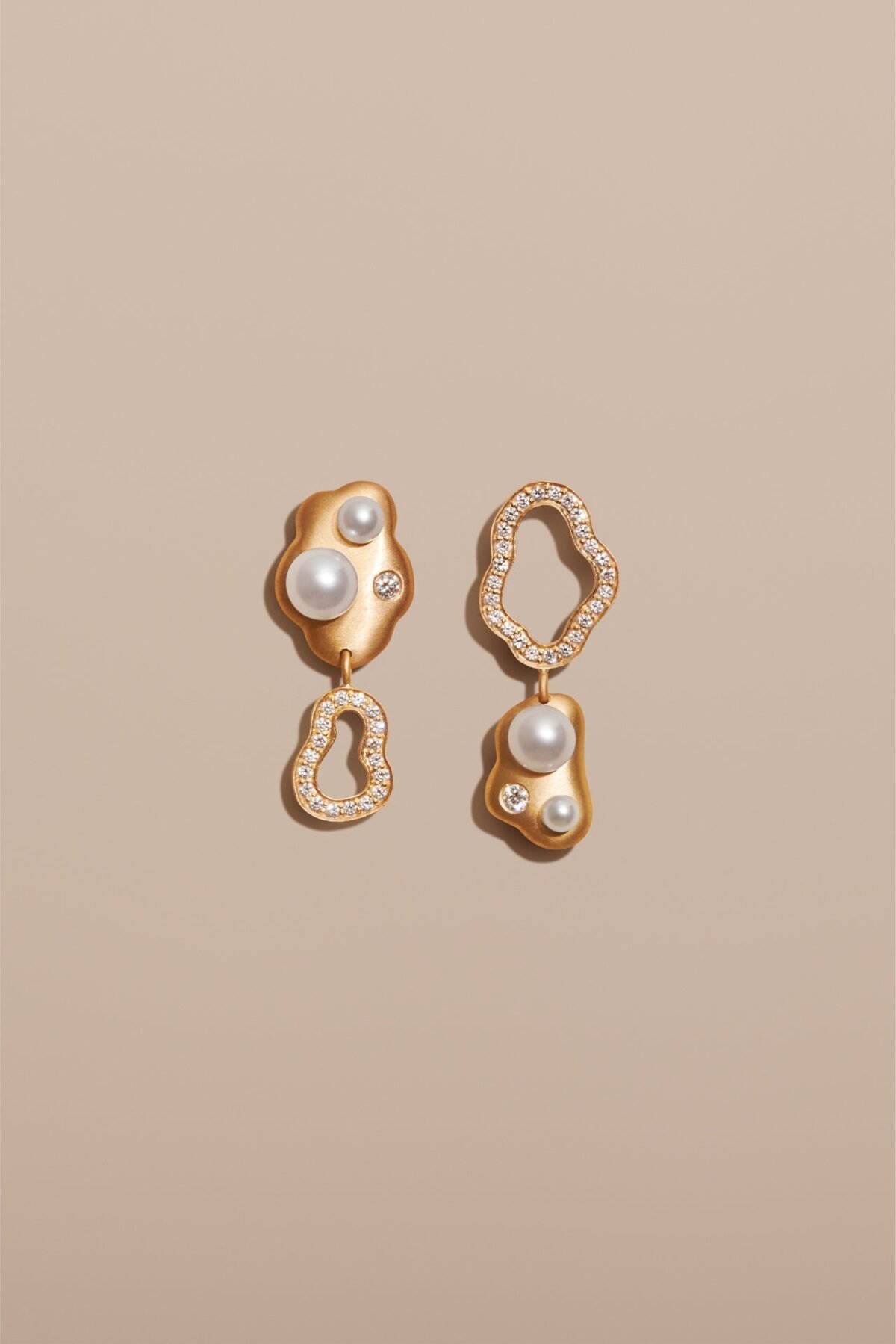 Gold 18K Freshwater Pearls Earring Diamond Diamonds Single Earpiece Danish Design Jo Riis-Hansen Jewelry Earrings Jewellery Handmade Art Smykker Ørering Dansk Design Håndlavet Øreringe Specielt Design Kunst Perler Guld Diamanter