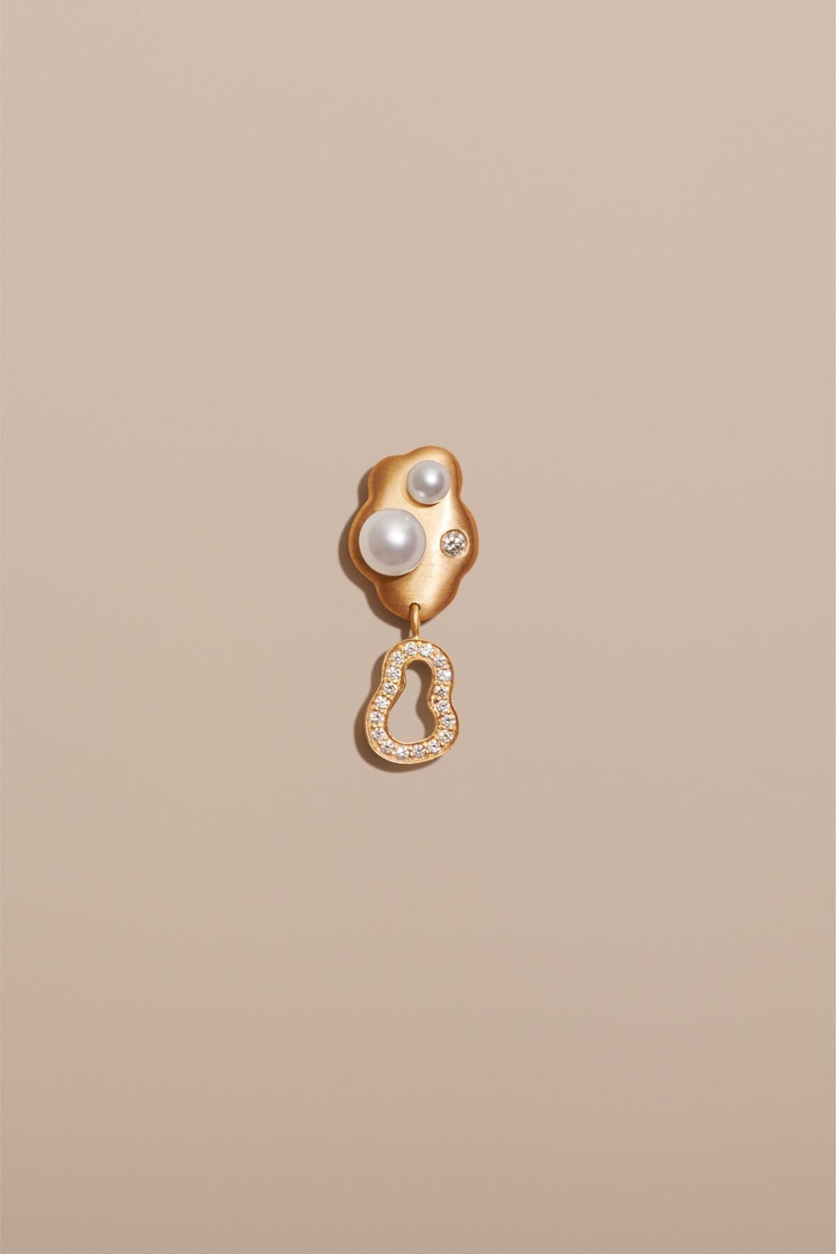 Gold 18K Freshwater Pearls Earring Diamond Diamonds Single Earpiece Danish Design Jo Riis-Hansen Jewelry Earrings Jewellery Handmade Art Smykker Ørering Dansk Design Håndlavet Øreringe Specielt Design Kunst Perler Guld Diamanter